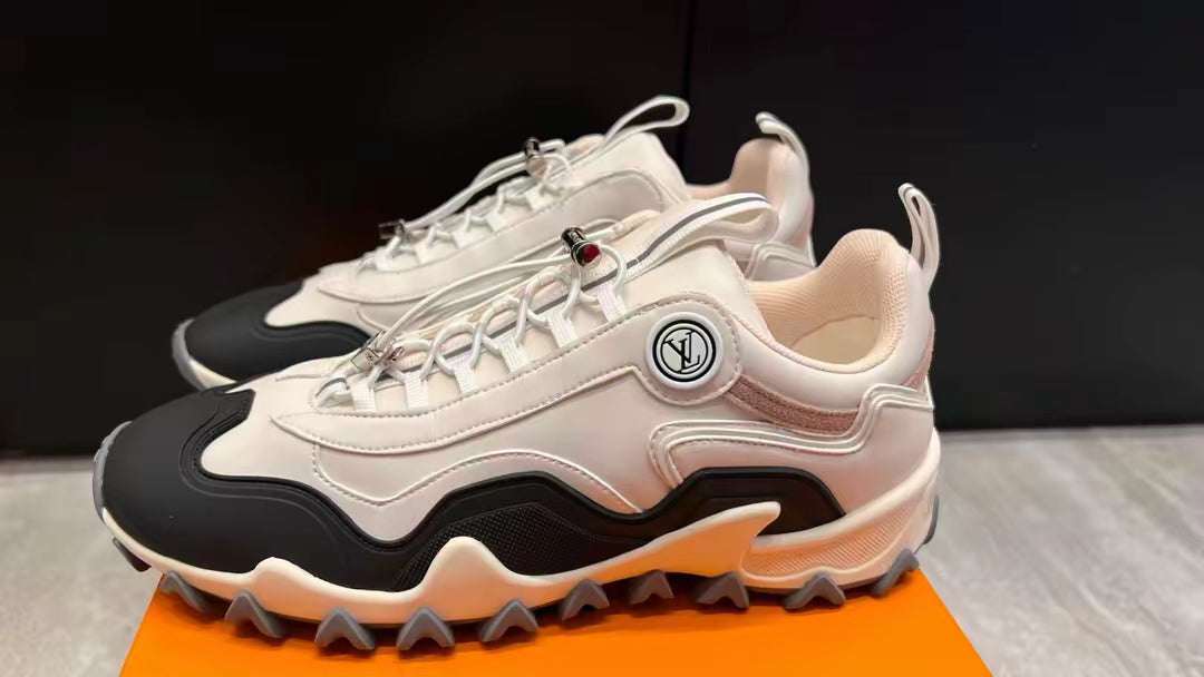 Premium Everyday Sneakers – White & Black | Lightweight & Comfortable