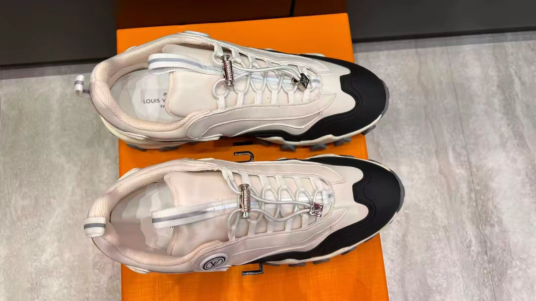 Premium Everyday Sneakers – White & Black | Lightweight & Comfortable