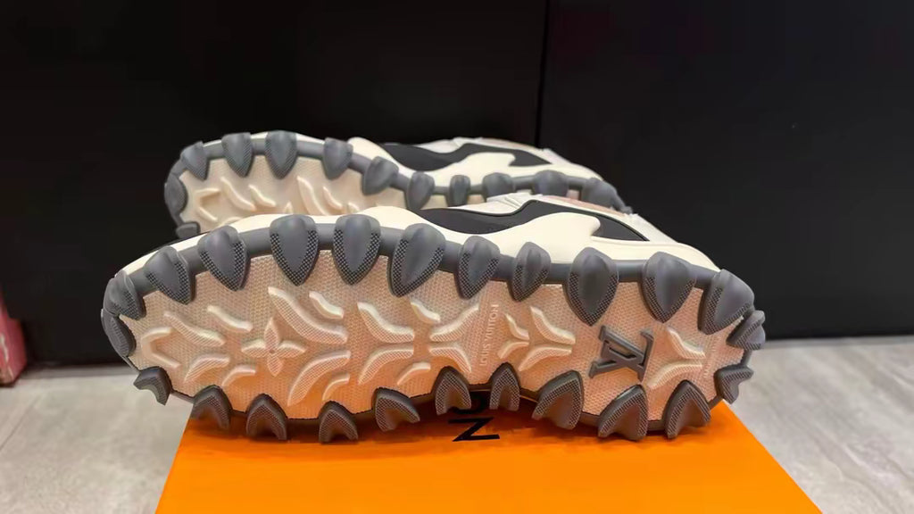 Premium Everyday Sneakers – White & Black | Lightweight & Comfortable