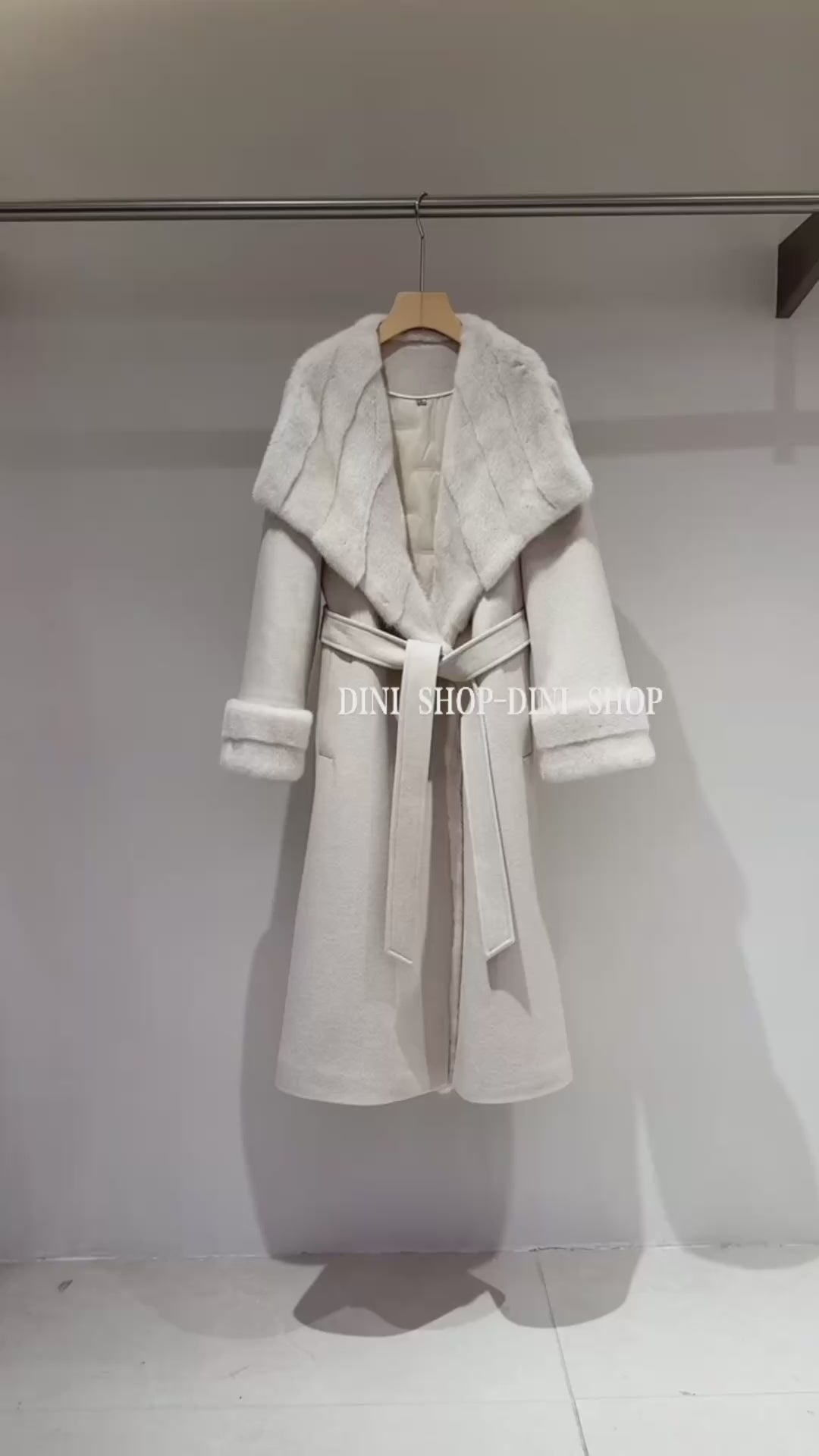 Manteau Luxe Cachemire & Laine avec Col Fourrure – Blanc Écru